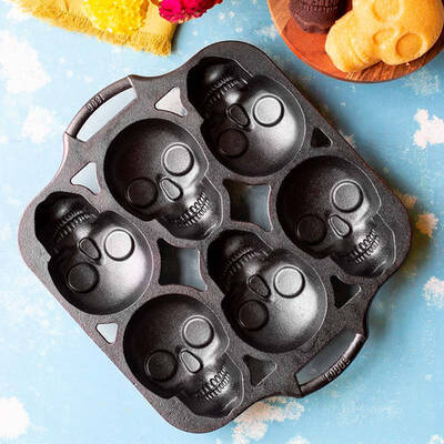 Lodge Cast iron Skull mini Cake Pan